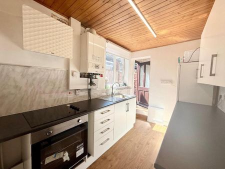 1 bedroom in a house share to rent - Photo 4