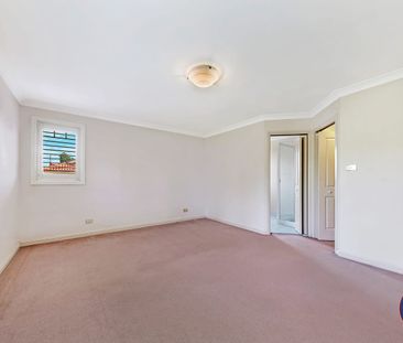 Large double storey townhouse in good location - Photo 2