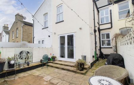 3 bedroom terraced house to rent - Photo 4