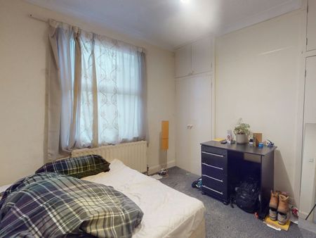 Semi-detached house to rent on - Photo 5