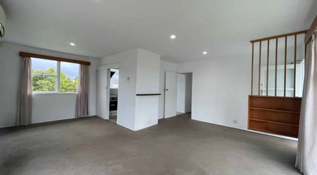 3 bedroom, 1 Bathroom newly refurbished - Photo 3
