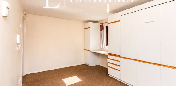 studio to rent Tintagel Way, Woking, GU22 - Photo 2