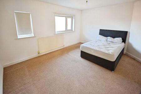 4 bedroom apartment to rent - Photo 3