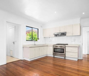 INVITING SPACE IN PRIME POSITION - Photo 4