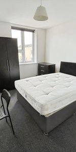 1 bedroom in a flat share to rent - Photo 3