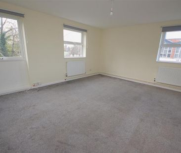 3 bedroom flat to rent - Photo 2