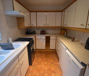 4 bedroom semi-detached house to rent - Photo 6