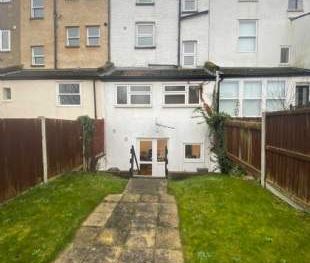 1 bedroom property to rent in Brentwood - Photo 4