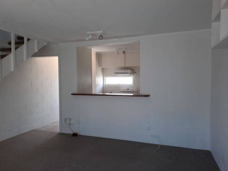Spacious living area! - Photo 2