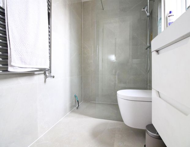 Harrow View, Uxbridge - Photo 1