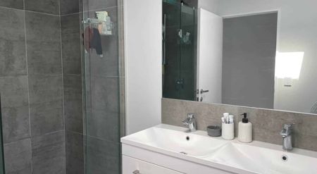 Beautiful, Light 3 Bedroom Home - Photo 5