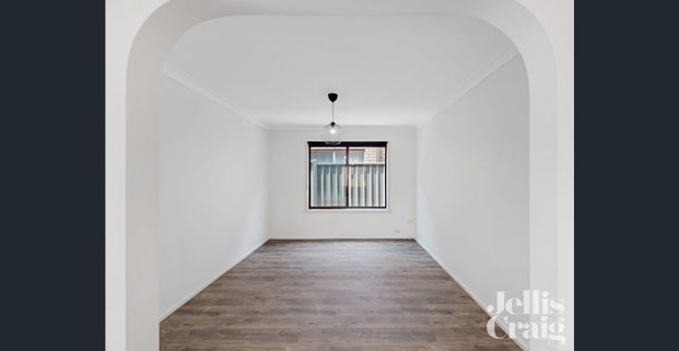 Beautifully renovated, large 3 bedroom house in perfect location! - Photo 1