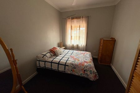 Fully Furnished 3 bedroom home - Photo 4
