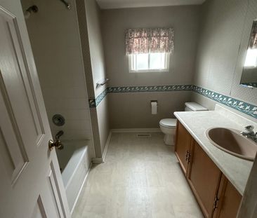 For Lease - 3194 Renton Road, Burlington, Ontario - Photo 2