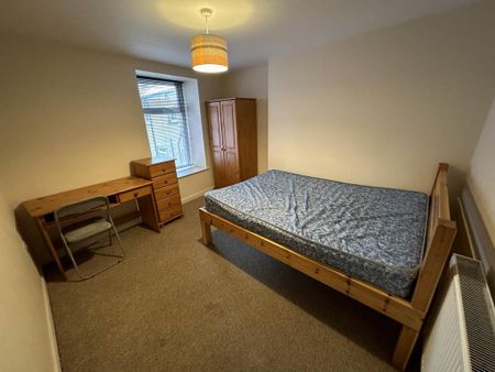 6 bedroom house to rent - Photo 2