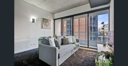 Designer warehouse-style living - Photo 2