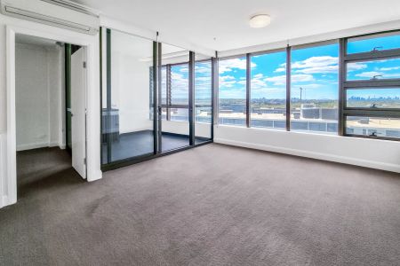 Brilliant Location – Modern 1 Bedroom Apartment with Harbour Bridge & Sydney Tower Views - Photo 2