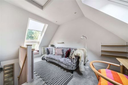 A stylish and contemporary family home in a sought-after location - Photo 2