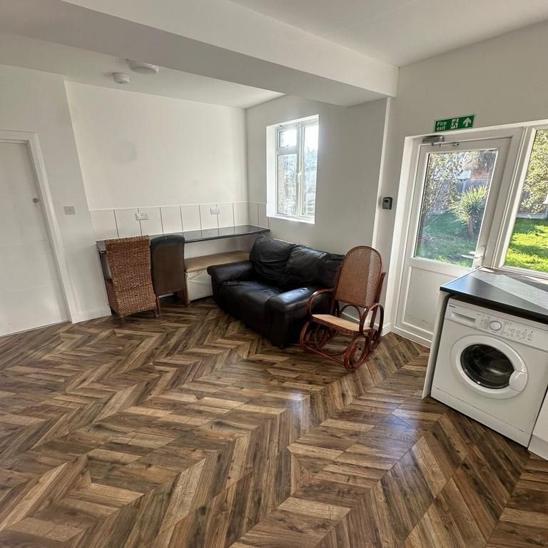 1 bedroom in a house share to rent - Photo 1