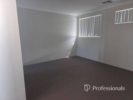 Family living close to beach and city - Photo 3