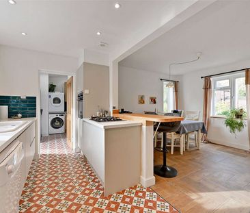 Beautifully refurbished 3 bedroom home available furnished or unfur... - Photo 5