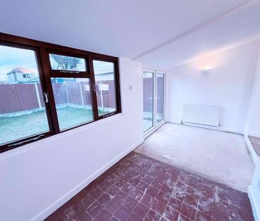 King Edward Avenue, Rainham, RM13 - Photo 1