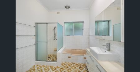 Charming, Character-Filled spacious home - Photo 3