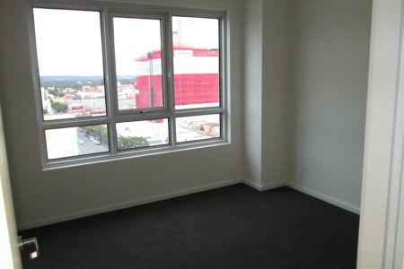 Unfurnished Three Bedroom Apartment In Prime CBD Location - Photo 3