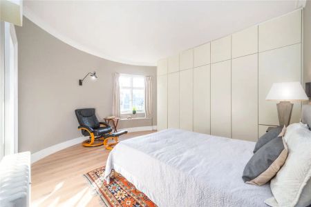 3 bedroom flat in London - Photo 2