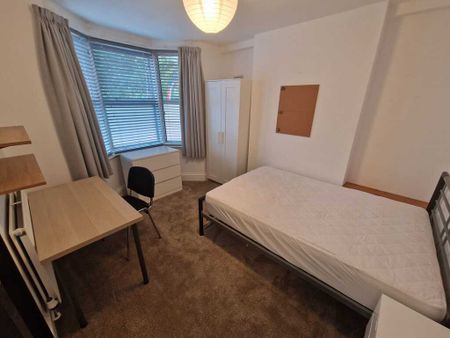 5 Bed Student Accommodation - Photo 3