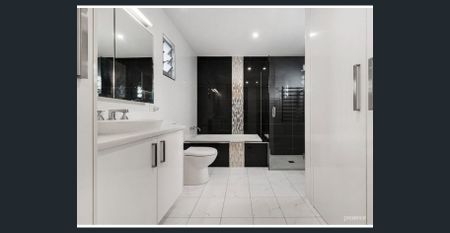 PERFECTLY POSITIONED CONTEMPORARY DUAL LIVING RESIDENCE - Photo 4