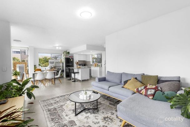 Spacious Two-Level Apartment – Stunning Water Views - Photo 1