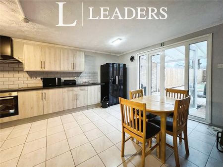 1 bedroom in a house share to rent - Photo 2