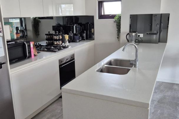 Modern two-bedroom apartment in a convenient Homebush location - Photo 1