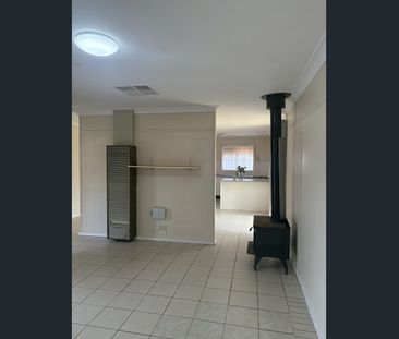 Comfortable three bedroom home with solar panels! - Photo 4