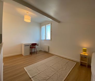 "LE CHARMANT" - Location Appartement joue les tours : 11.12 m2 - Photo 2