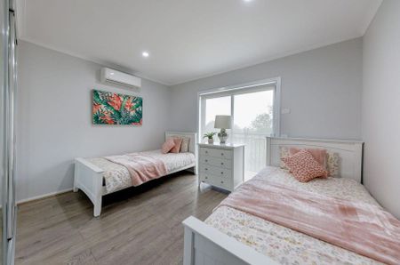 4 BEDROOM HOME + STUDIO APARTMENT - Photo 2