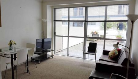 Spacious fully furnished apartment, own courtyard - Photo 3