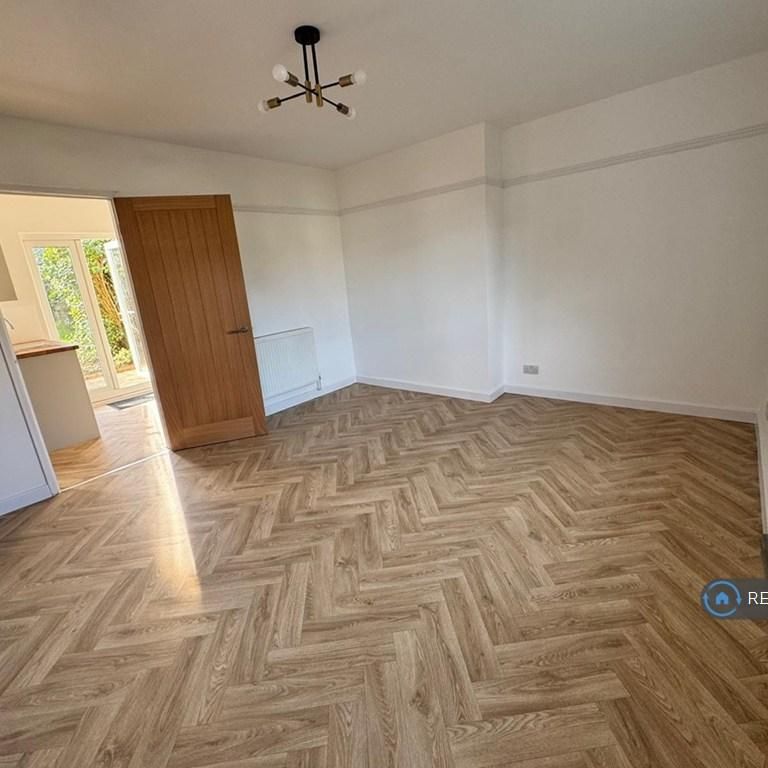 3 bedroom semi-detached house to rent - Photo 1