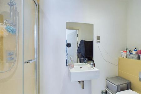 3 bedroom flat to rent - Photo 4