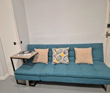 Comfortable and functional room with a private bathroom in the cent... - Photo 6