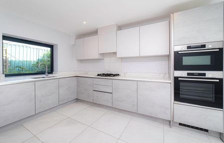 4 bedroom end of terrace house to rent - Photo 5