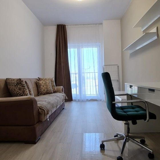 For rent in Cluj-Napoca, in the Buna-Ziua district, a modern apartment composed of 2 bedrooms, living room, 2 bathrooms and a terrace of 50 m². The apartment is perfect for a student who uses the car to go to university courses. - Fotografie 1