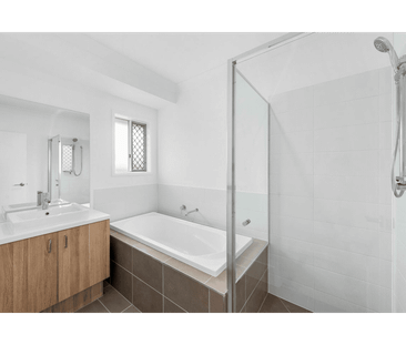 Beautiful Four Bedroom House in the Heart of Victoria Point - Photo 4