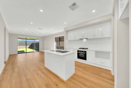 Modern, Spacious Three Bedroom Home! - Photo 4