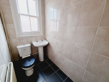 7 Bed Student Accommodation - Photo 2