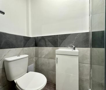 1 bedroom in a flat share to rent - Photo 2