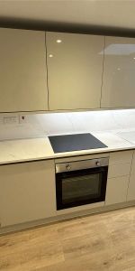 A newly converted 1 bedroom apartment to rent at Market Place in the heart of Reading's town centre. Having been superbly converted, offering a very high standard of presentation throughout. - Photo 3