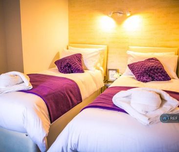 3 bedroom flat to rent - Photo 2