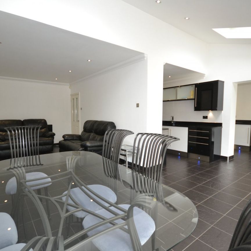 Salisbury Avenue, Styvechale, Coventry, West Midlands, CV3 5DB - Photo 1